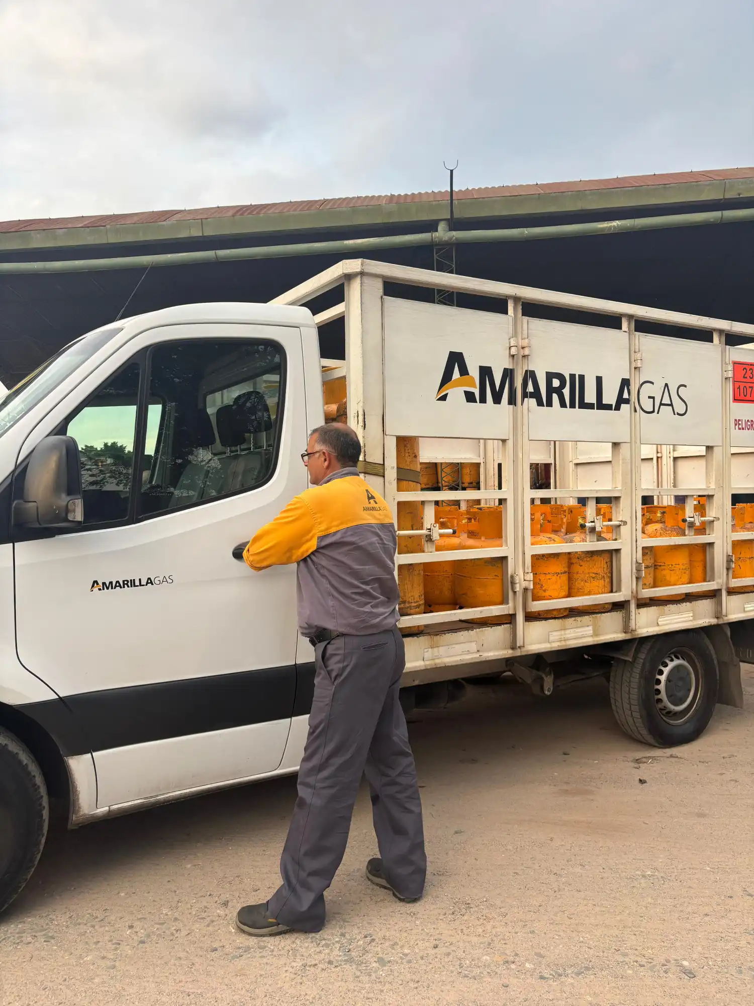 Conductor saliendo a distribuir garrafas en Tucumán